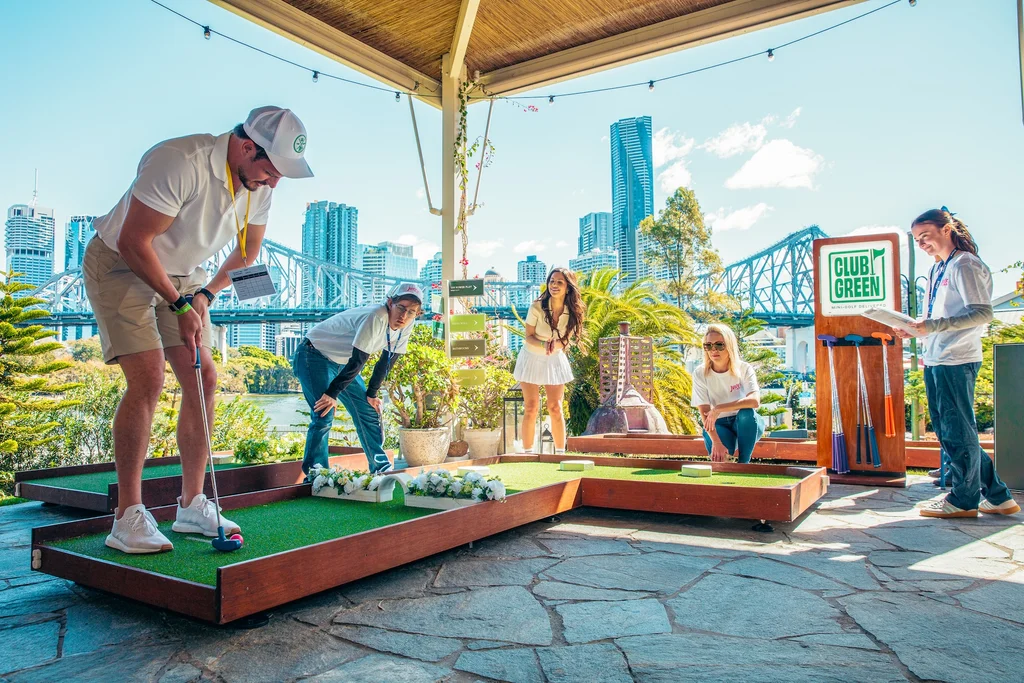 Mini-golf with Brisbane city skyline